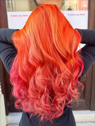 ✨ Rozdíl mezi první a druhou fotkou je… v odrostech. Ne vždy chcete a můžete si odbarvit vlasy přímo od pokožky. V prvním...